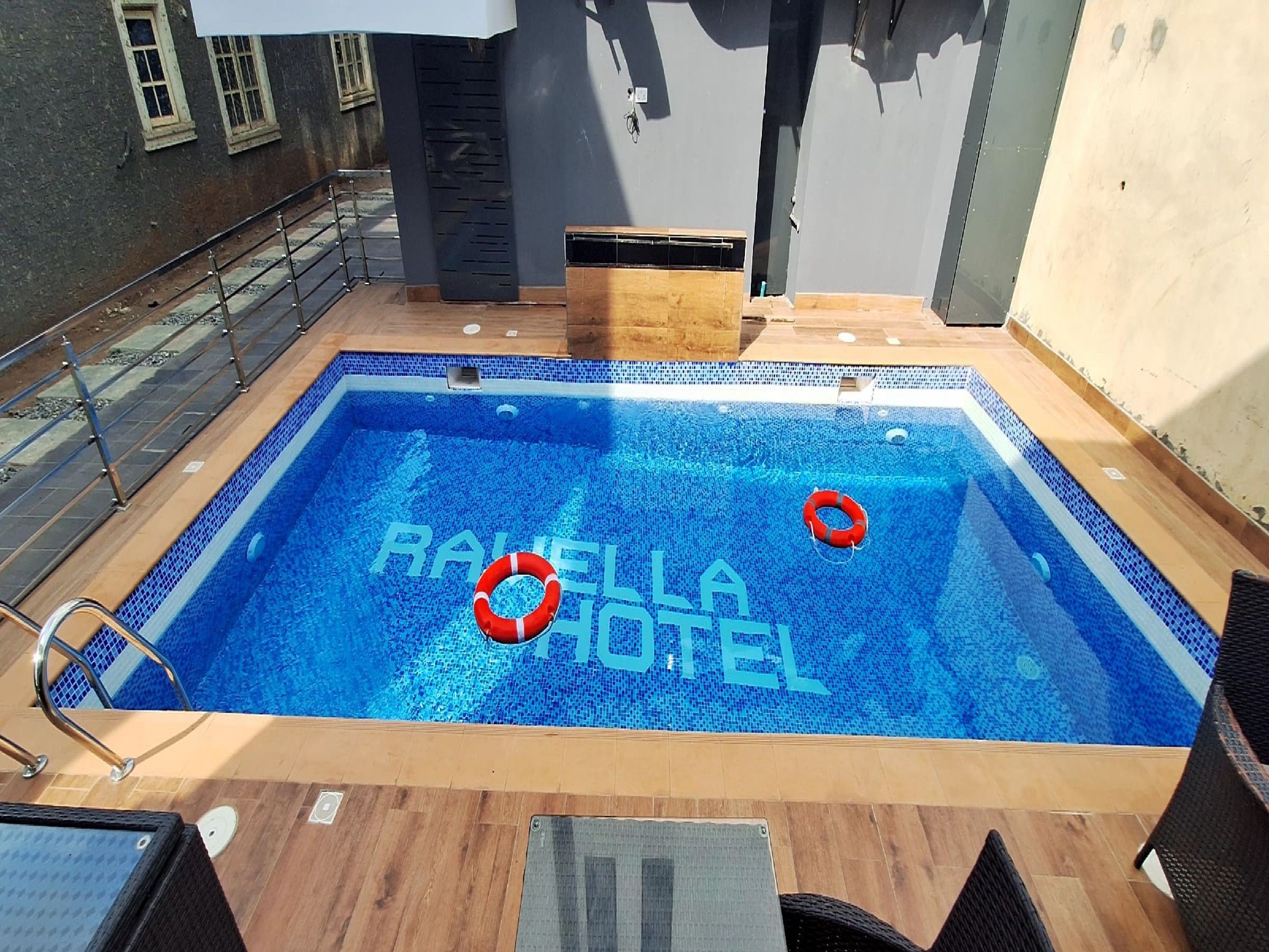 URBAN LOUNGE SWIMMING AREA